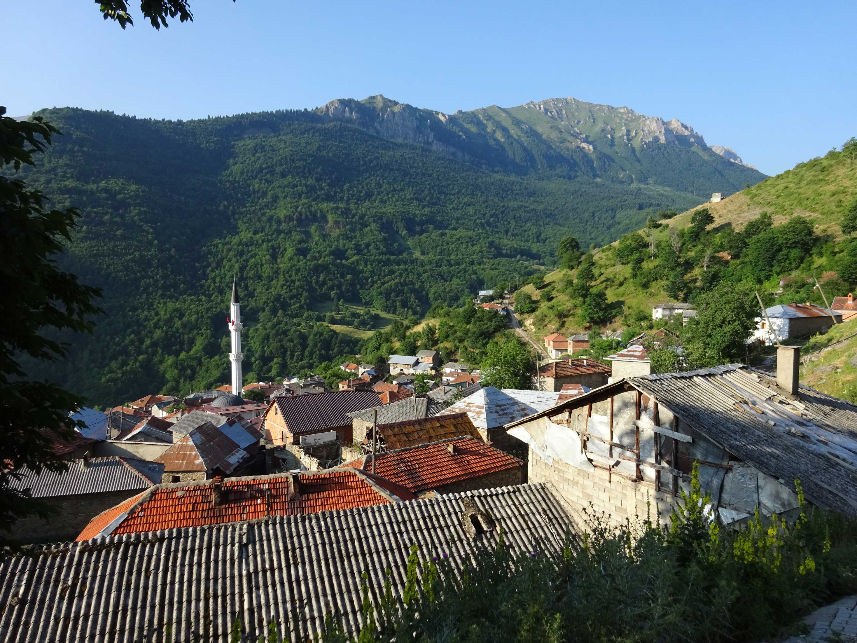 Bozovce Leshnica vodopad waterfall hiking North Macedonia