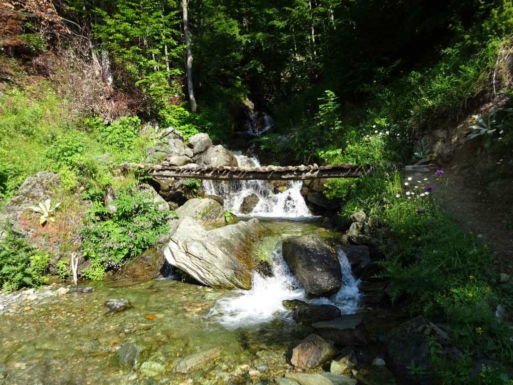 Bozovce Leshnica vodopad waterfall hiking North Macedonia