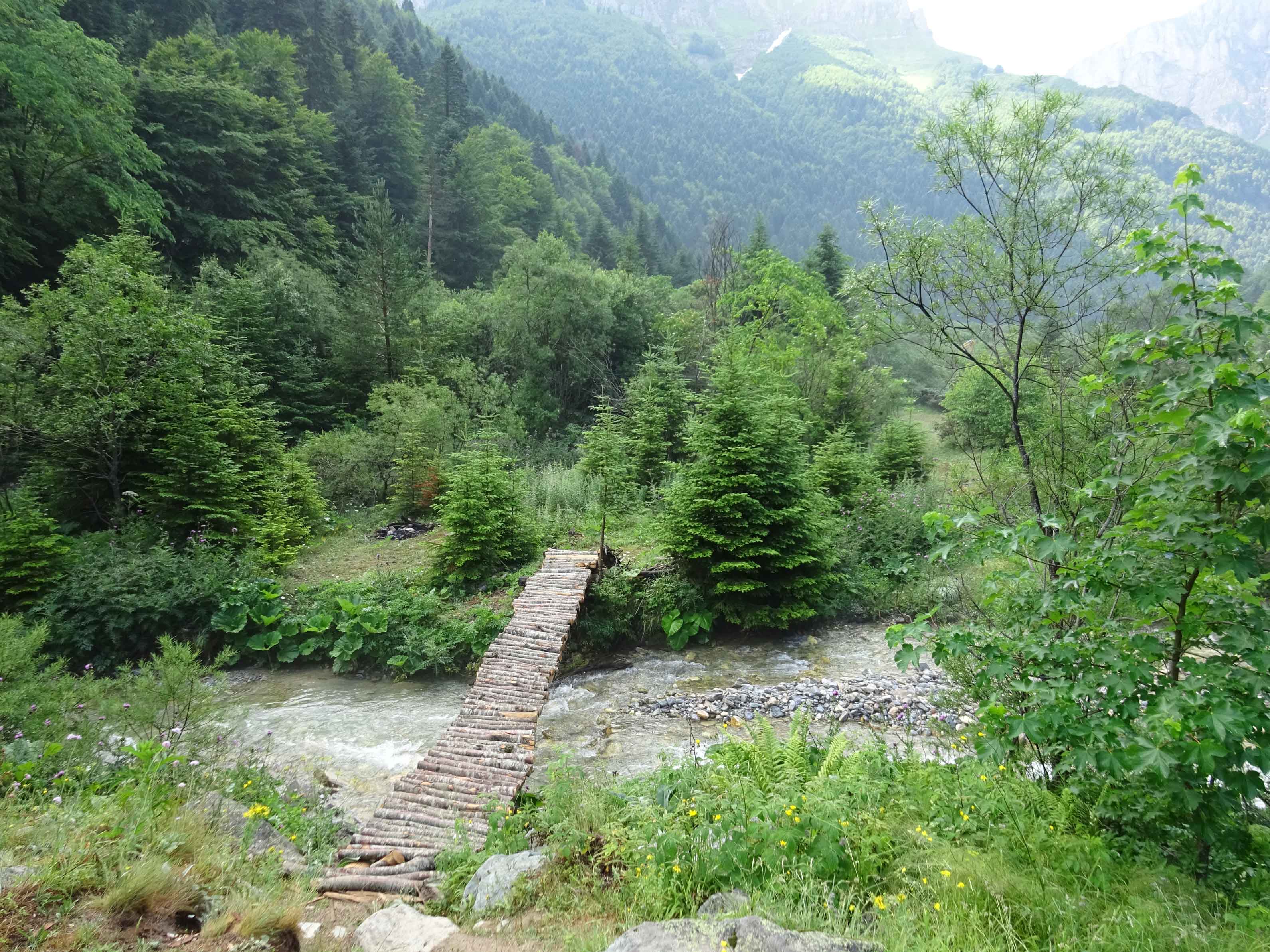 Bozovce Leshnica vodopad waterfall hiking North Macedonia