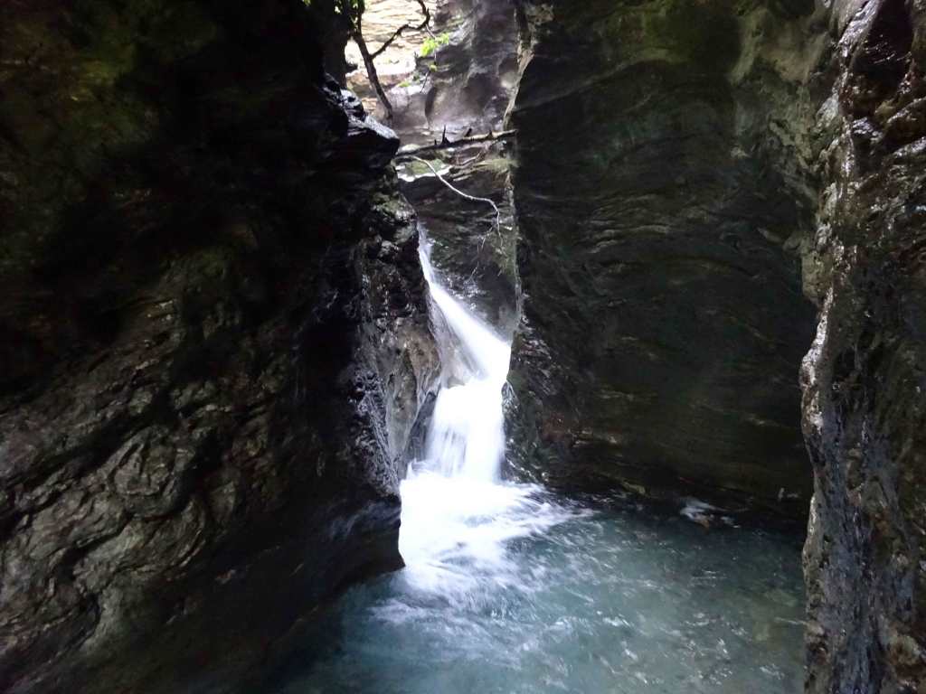 Bozovce Leshnica vodopad waterfall hiking North Macedonia