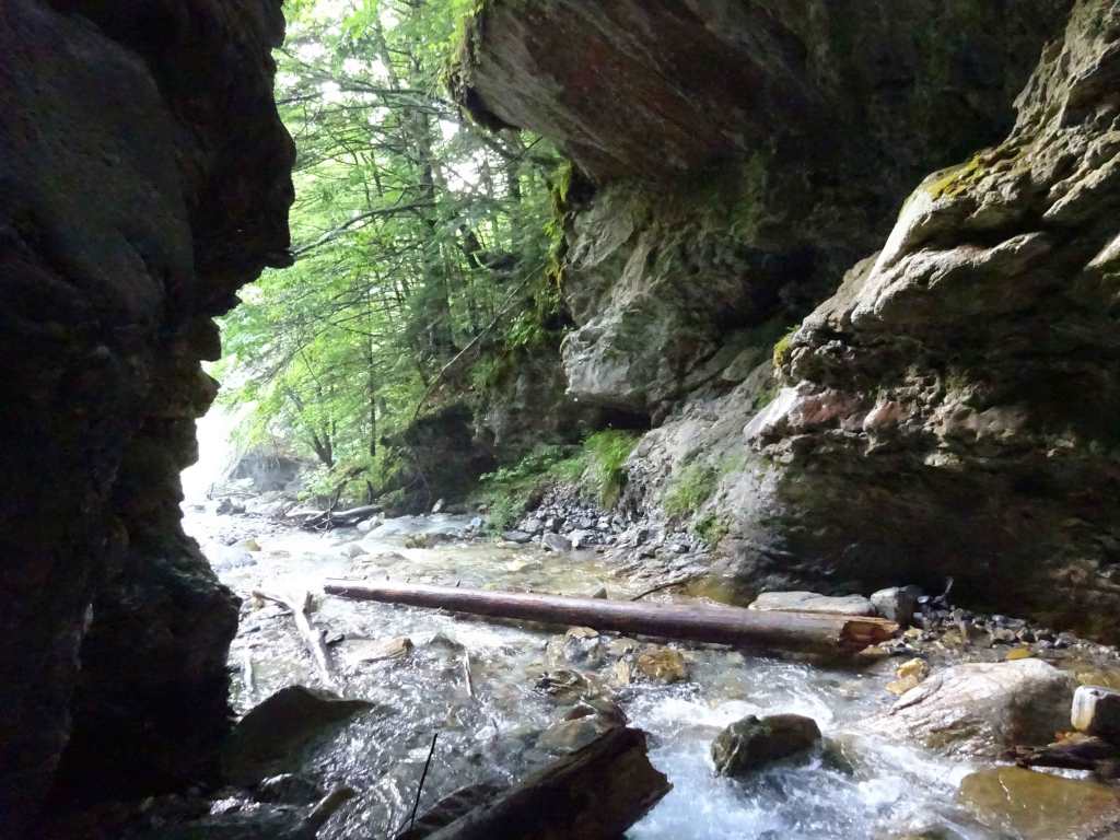 Bozovce Leshnica vodopad waterfall hiking North Macedonia