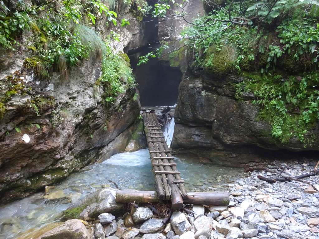 Bozovce Leshnica vodopad waterfall hiking North Macedonia