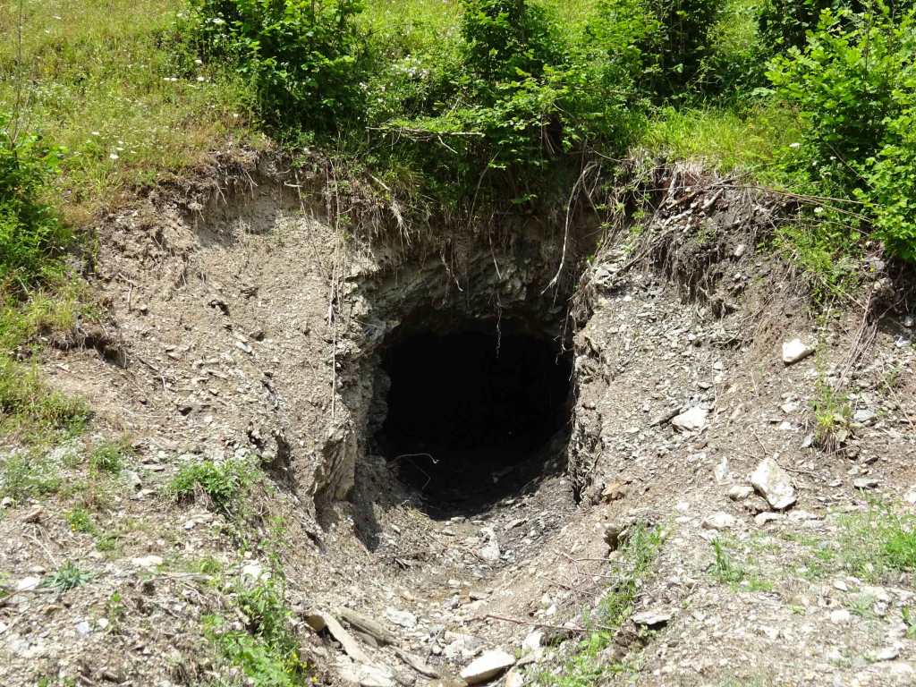 Bozovce Leshnica vodopad waterfall hiking North Macedonia